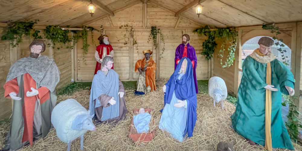 Kerstgroep buitenkerststal in een nieuw jasje