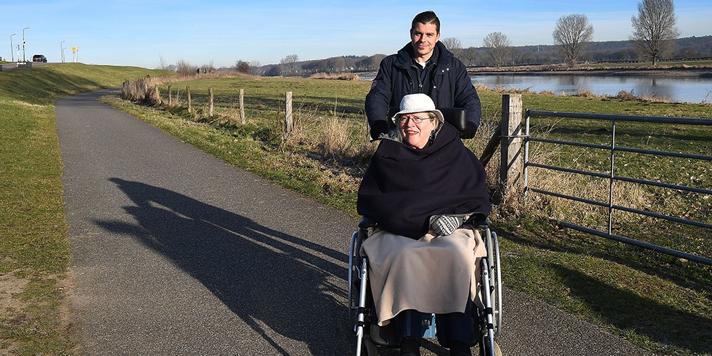 Jeroen Ruijs en mevrouw Sas gaan regelmatig samen op pad. (Foto: Ed van Alem)