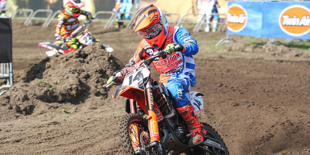 85cc toppers Kay de Wolf en Kay Karssemakers in actie in Harfsen op zondag 9 april.