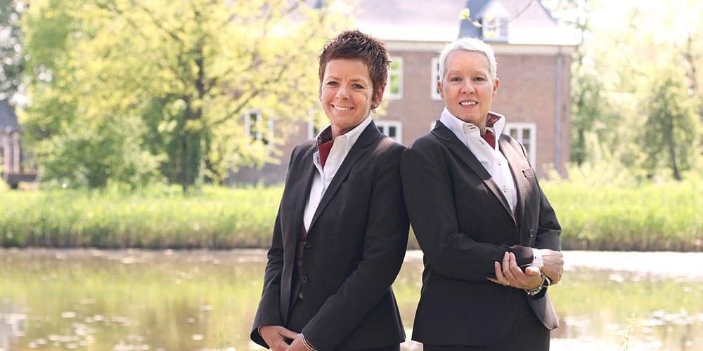 Uitvaartverzorgsters Hanneke van Koolwijk (l) en Monique Gelsing-Janssen (r)