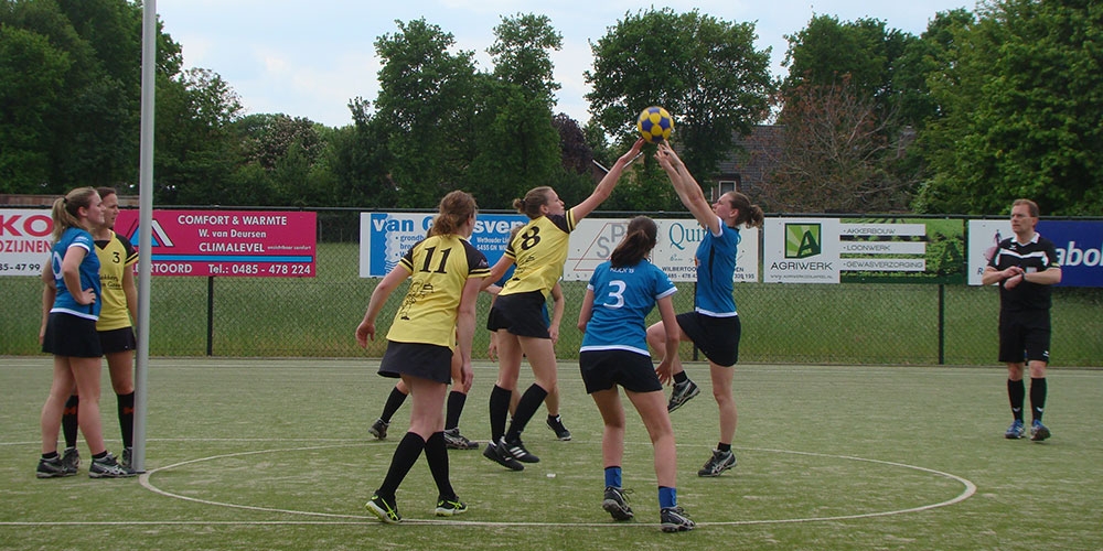 Irma de Kleijne scoort voor Klick '15 uit een vrije worp.