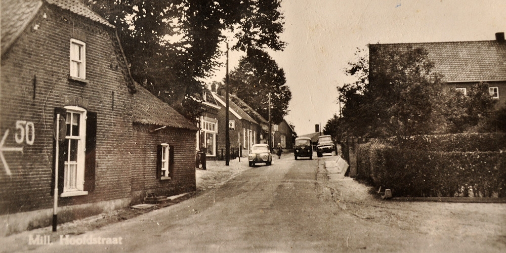 Deze foto is eind jaren vijftig begin jaren zestig genomen vanaf de Beerseweg. Op de foto het café van de familie Heijs met 50 erop. In die tijd kwam de 50km route van de Vierdaagse nog door Mill.