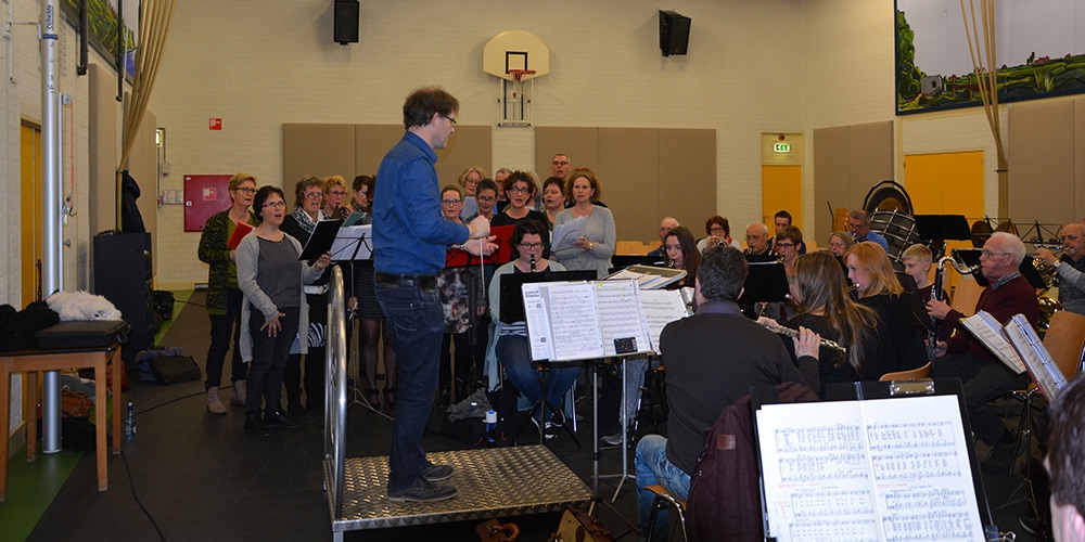 Koor, organist en zangeres repeteerden onlangs voor het eerst gezamenlijk met orkest harmonie St. Willibrord.