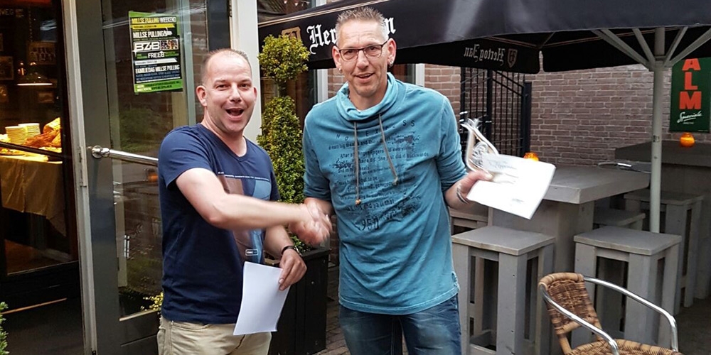 Stephan Weren reikt de prijs uit aan de nummer 1 Jack Hendriks.