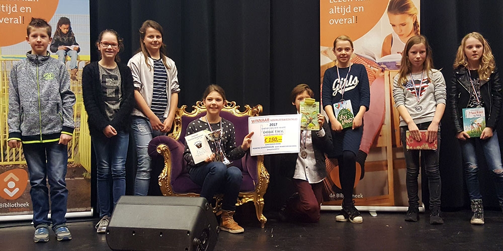 V.l.n.r. de drie jeugdwethouders Bram van Raaij, Anouk van Daal en Steffie Hendriks. Op de stoel de winnares Baukje van Leuken en rechts van haar de schoolkampioenen.