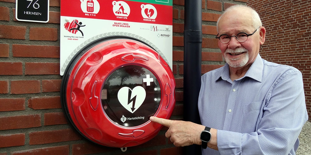 Sinds 2003 heeft Toon Hermsen, AED pionier van het eerste uur én ambassadeur van de Hartstichting, een AED in een AED-buitenkast voor zijn leefomgeving beschikbaar.