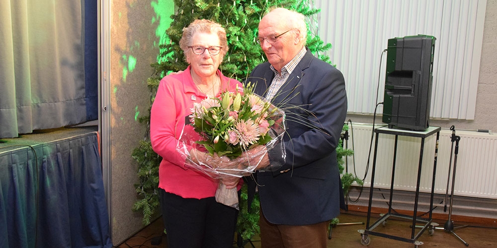 Annie Schuurmans ontving uit handen van Albert de Maeyer oorkonde en bloemen voor haar 25 jarig jubileum bij Vier in Eén. (Foto: Peter Cornelissen)