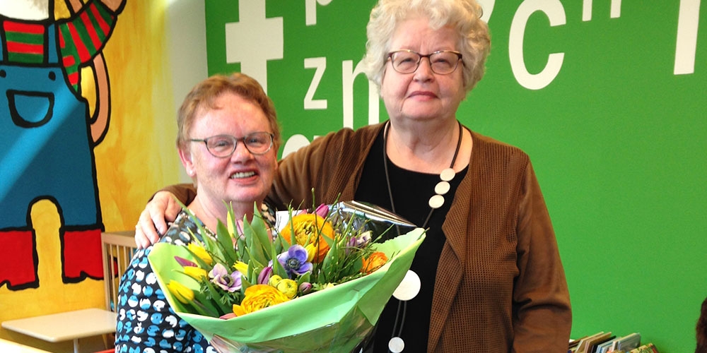 Tineke (links) ontvangt uit handen van Bettie van Brenk een mooi boeket.