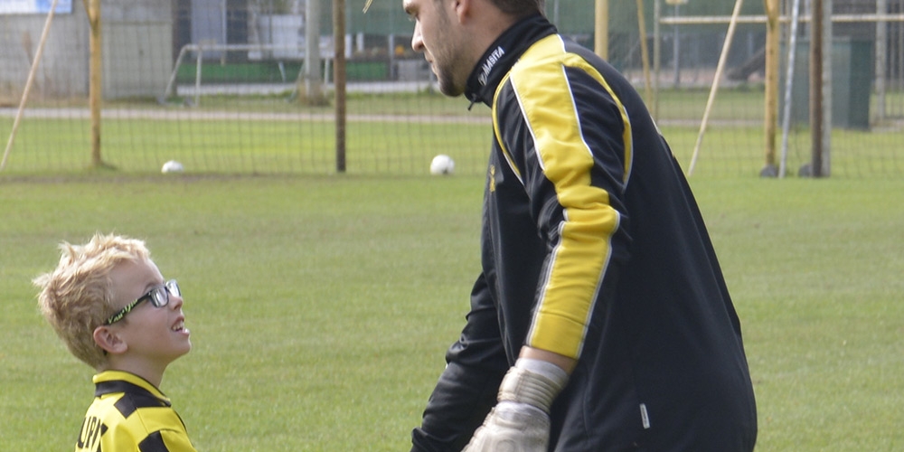 Pupil van de week Jelle Rovers (SES JO9-3). Op de foto samen met SES 1 keeper Tijn Verstegen.