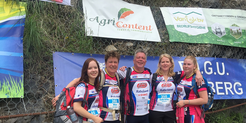 V.l.n.r. Sverre Verbeeten, Mim Gerritsma, Frans, Gabriëlle, Lind Duijnstee in bocht 14 voor de vlag van AgriContent; het bedrijf van Monique van Loon, vrijwilliger PR Commissie BIG Challenge.