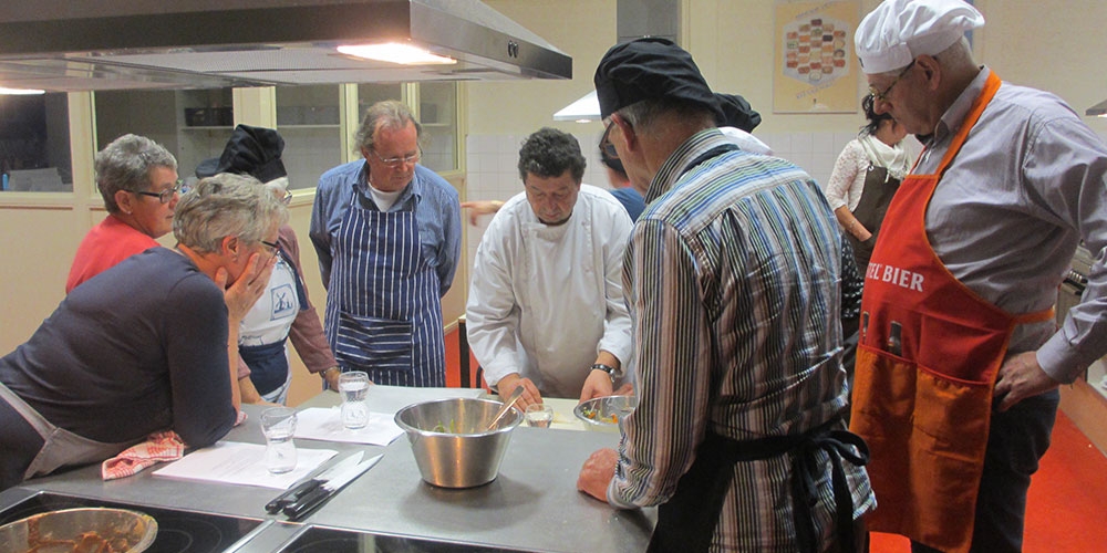 Koken is een van de vele hobby’s bij het Senioren Hobby Centrum.