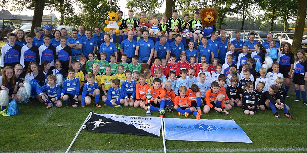 58 voetballertjes en hun leiders zijn helemaal klaar voor een onvergetelijk weekend. (Foto: Peter Cornelissen)