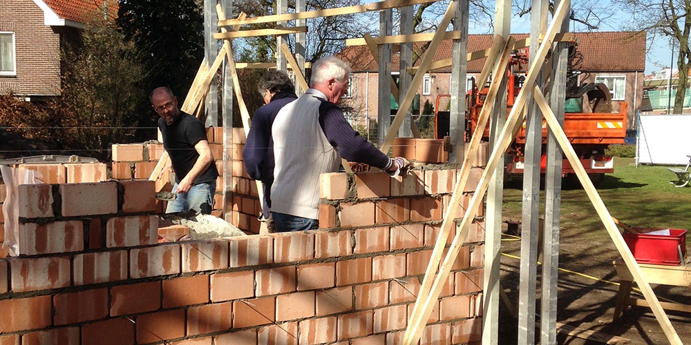 Medio maart werd, onder zomerse weersomstandigheden, gestart met het metselwerk voor de kapel.