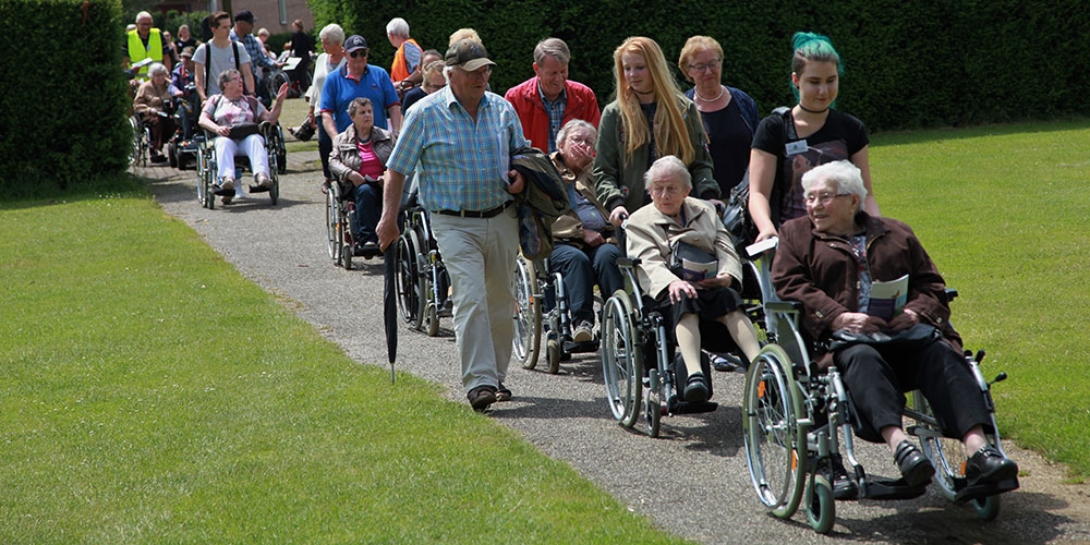 Er zijn altijd veel duwers nodig voor de rolstoelwandeling. (Foto: Tien van Tienen)