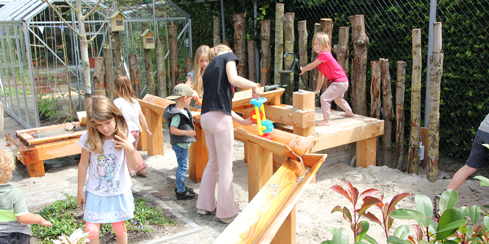 De Ontmoetingstuin van de ZorgSchakel weer open - een groene oase voor jong en oud