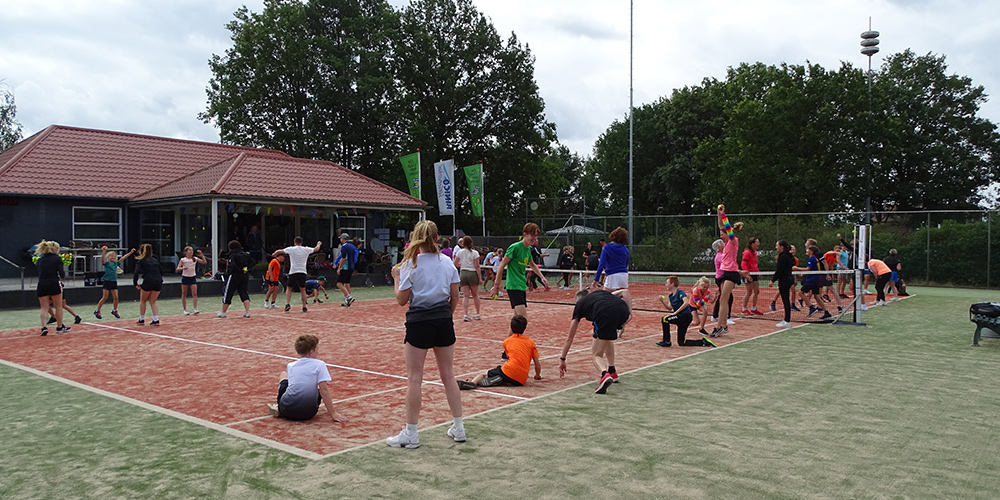 Tweeledige promotie van tennissport in Langenboom