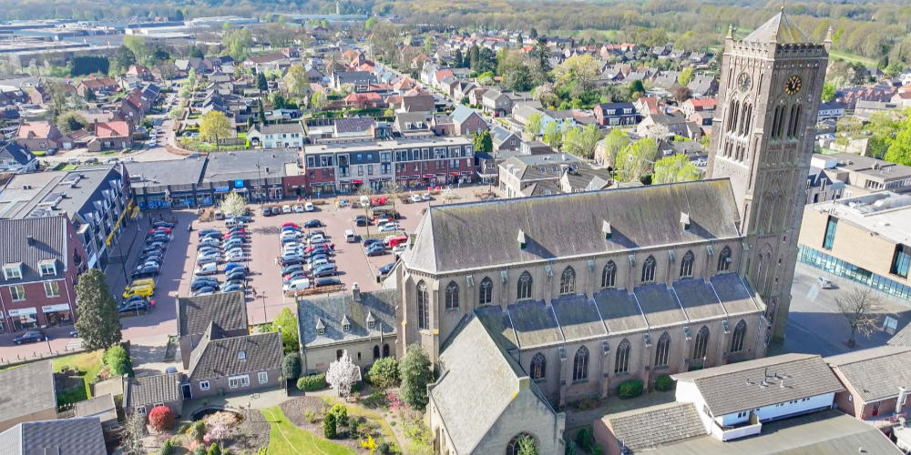 Drukbezochte bijeenkomst over herbestemming kerk in Mill - bekijk unieke dronebeelden