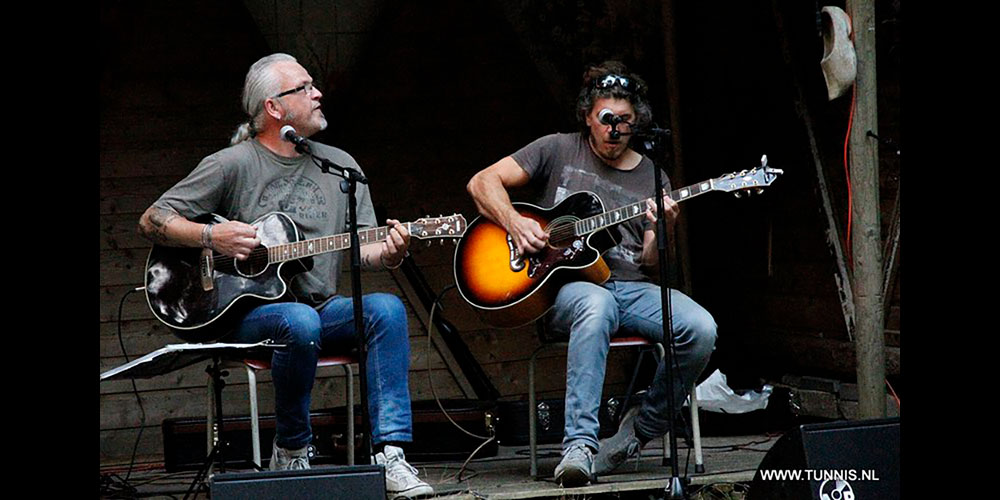 Two Stools zondag 8 juni (2e Pinksterdag) live in ’t Lagerhuis