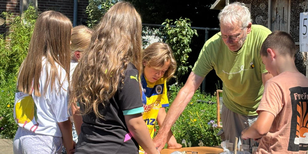 Een groene belevenis: kinderen van De Schare op bezoek in de Ontmoetingstuin