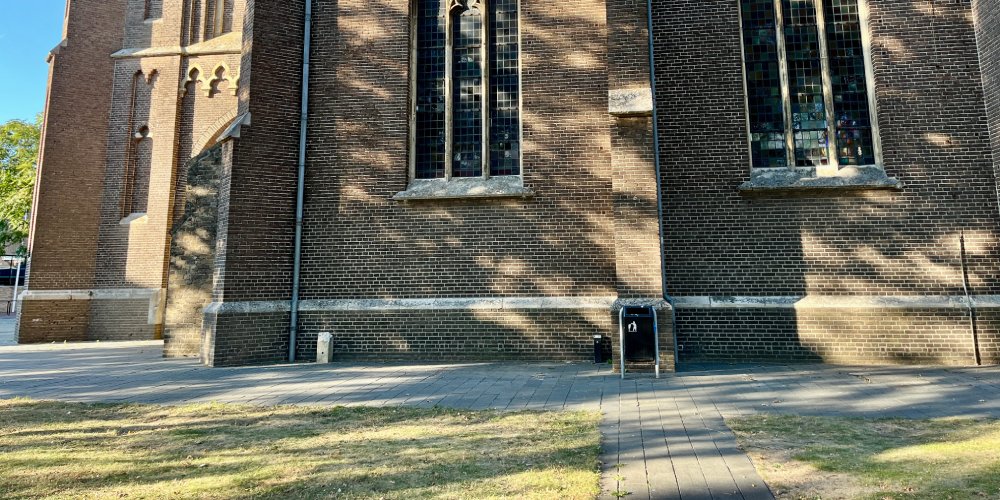 Bankjes bij kerk Mill tijdelijk verdwenen