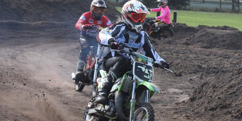 Brommercross tijdens Motorcrossweekend Mill - Millse jeugd toont zich in populaire brommercross