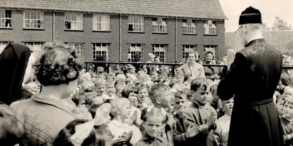 Mill van Toen: 1e zegen van pater Konings in 1956