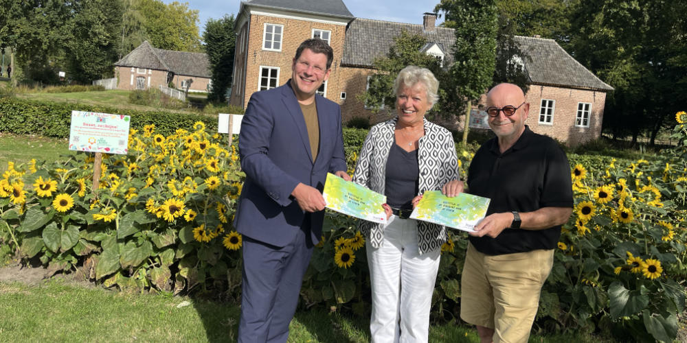 Overhandiging geactualiseerde brochure “Leefstijl is de dirigent van je leven” in Mill