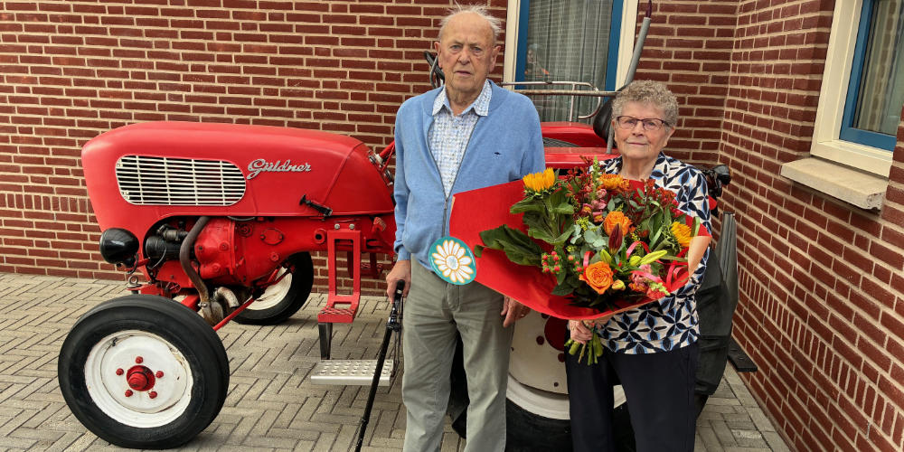 Weekboeket voor 70-jarig huwelijkspaar Harry en Mientje Janssen in Wilbertoord 