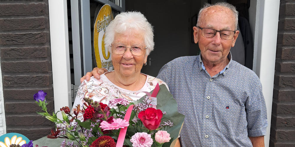 Weekboeket voor Maria en Gerrit van Diepenbeek in Langenboom