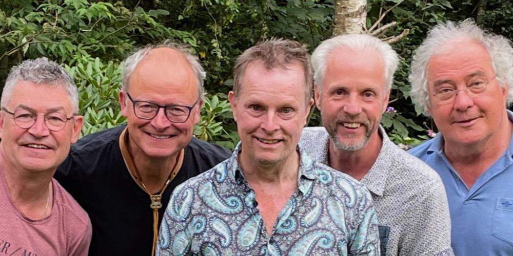 Oer band treedt op in de Kapel van Mill