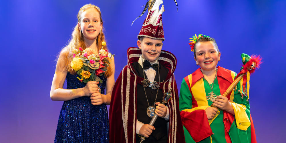 Jeugdige aftrap van het carnavalsseizoen in Mill: nieuwe jeugdheersers Joep, Sara en Sophie verschenen tijdens Mekkeravond
