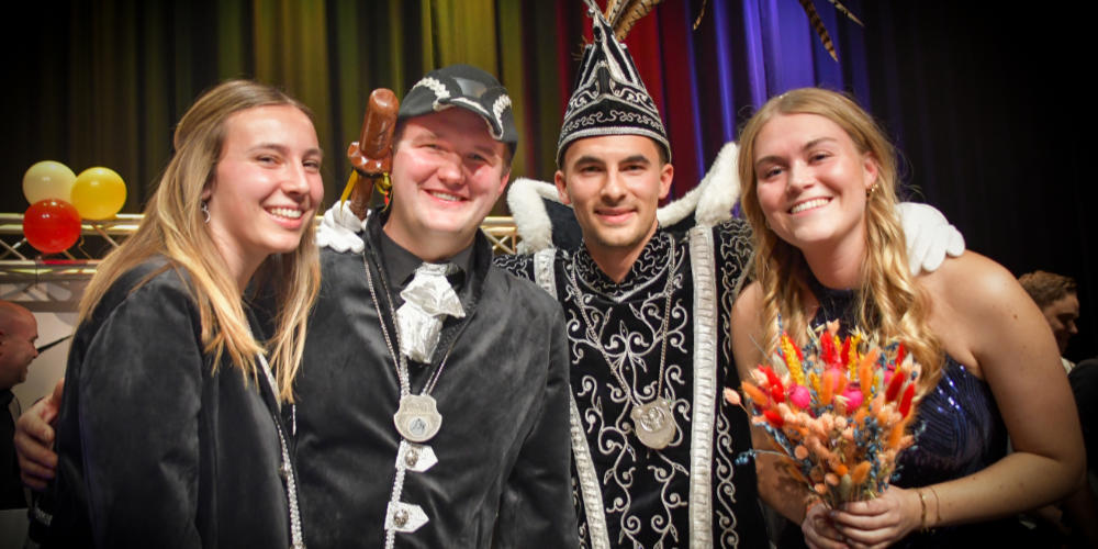 Prins Ko en prinses Lobke regeren met jongkers Jara en Ruben over 't Germelaand