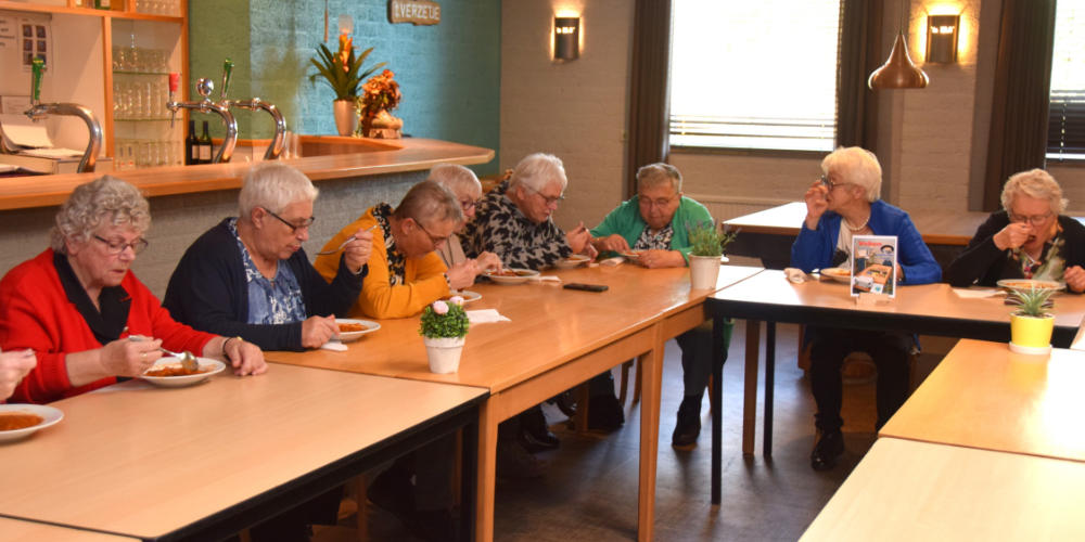 ’t Verzetje en Senioren Wilbertoord trappen carnaval af met Limburgse Truujesoep