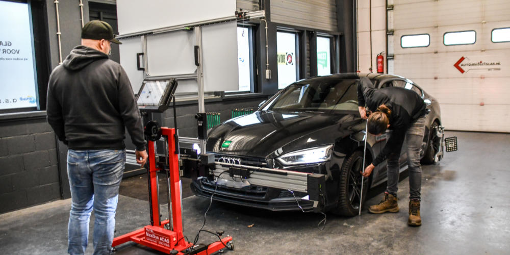 Automobielglas.nl in Mill kan nu camera’s van álle automerken kalibreren: “Veiligheidssystemen moeten perfect werken”