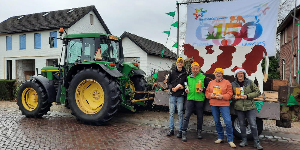 FrieslandCampina-melkveehouders trakteren ouderen in Mill, Cuijk en Haps op warme Chocomel met slagr