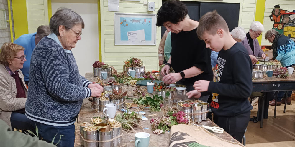 Insectenhotels van conservenblikken bij Ontmoetingscentrum De Klik