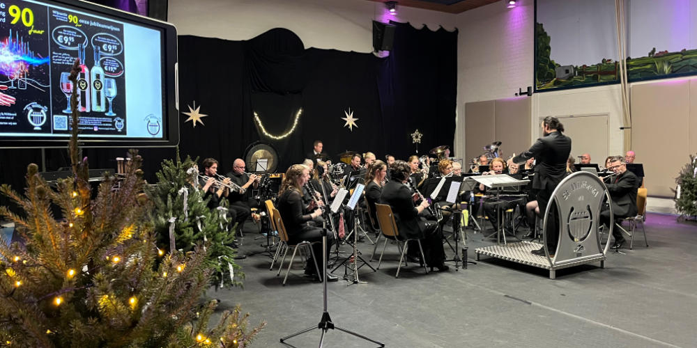 Kerstconcert St. Willibrord in een volle Wester met sfeervol aangeklede zaal