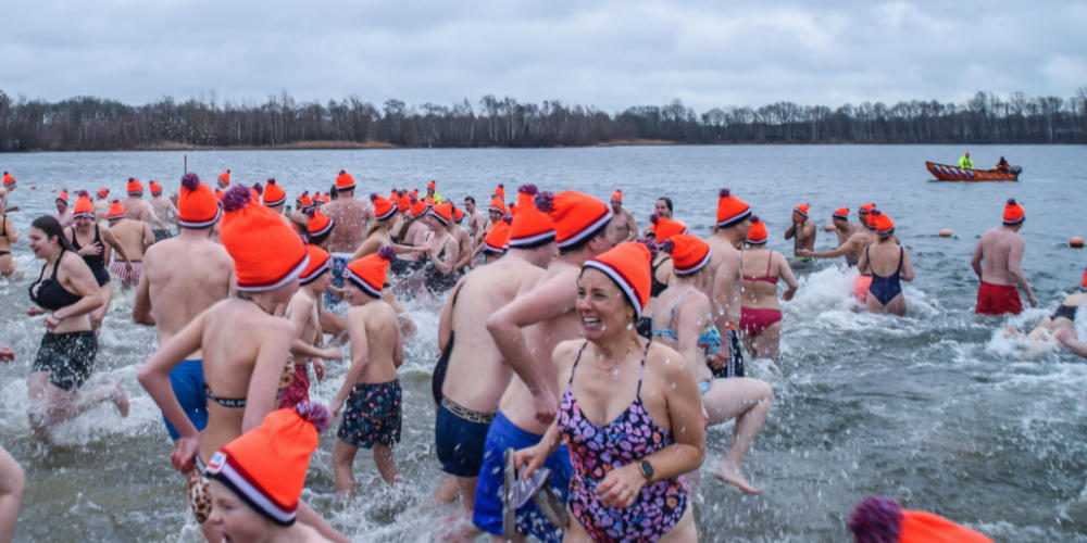 265 durfals trotseren kou tijdens 24e Unox Nieuwjaarsduik in Langenboom