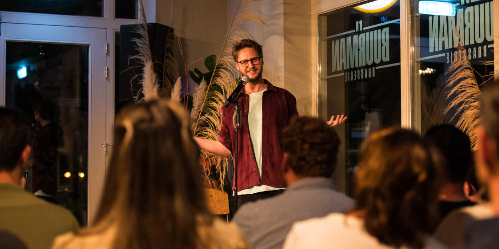 Lachen geblazen bij 15e stand-up comedyavond in Brasserie D’n Buurman
