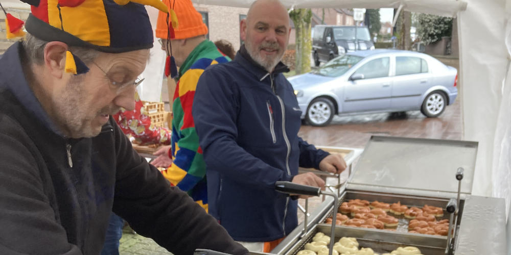 Nonnevottraditie bij carnavalsoptocht Mill