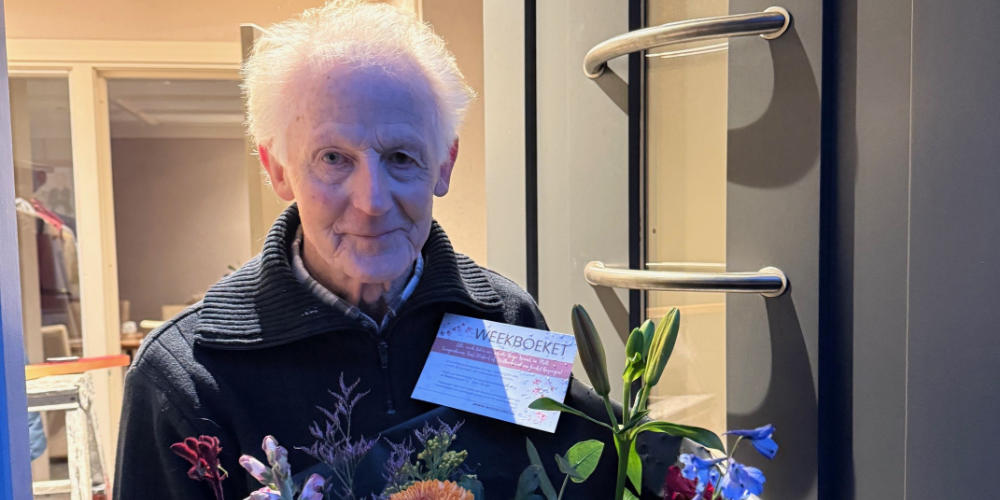 Weekboeket voor Willie van Hout in Mill
