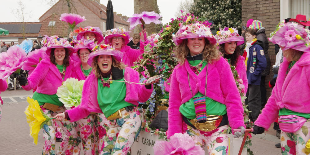 Carnavalsoptochten in beeld: bekijk nu de video’s uit Sint Hubert, Wilbertoord en Mill