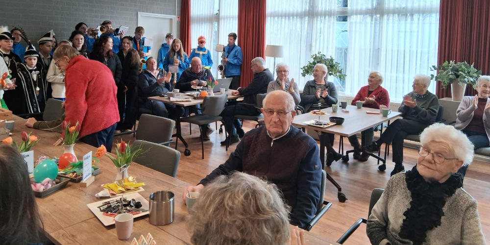 Hoog carnavalsbezoek zorgt voor feestelijke ochtend in Ontmoetingscentrum De Klik