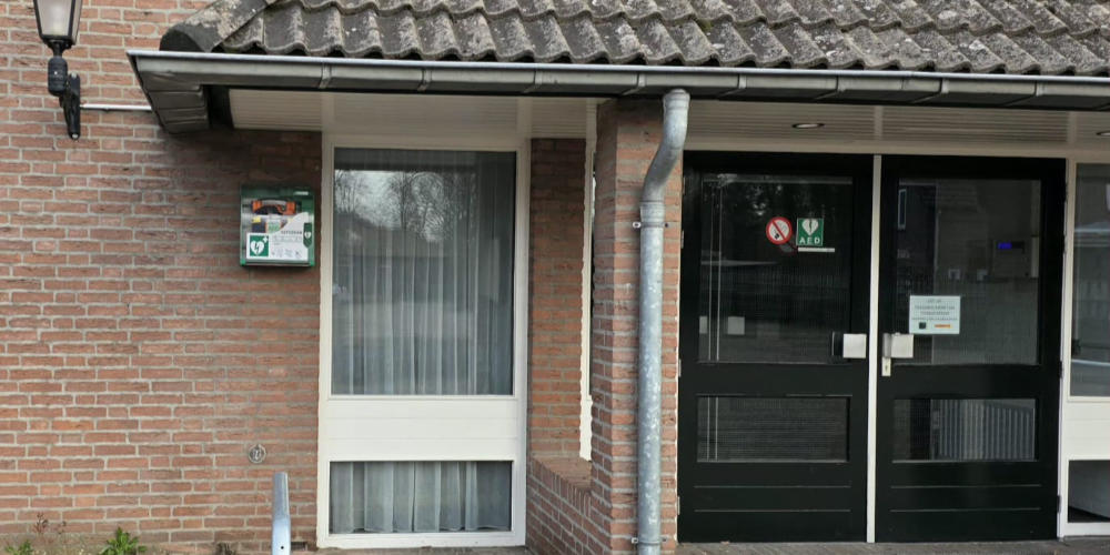 Nieuwe AED bij Sporthal De Looierij vergroot veiligheid in Mill