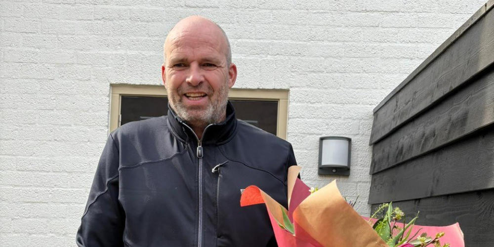 Joop Maas via het Weekboeket in het zonnetje gezet door De Kuitenknallers