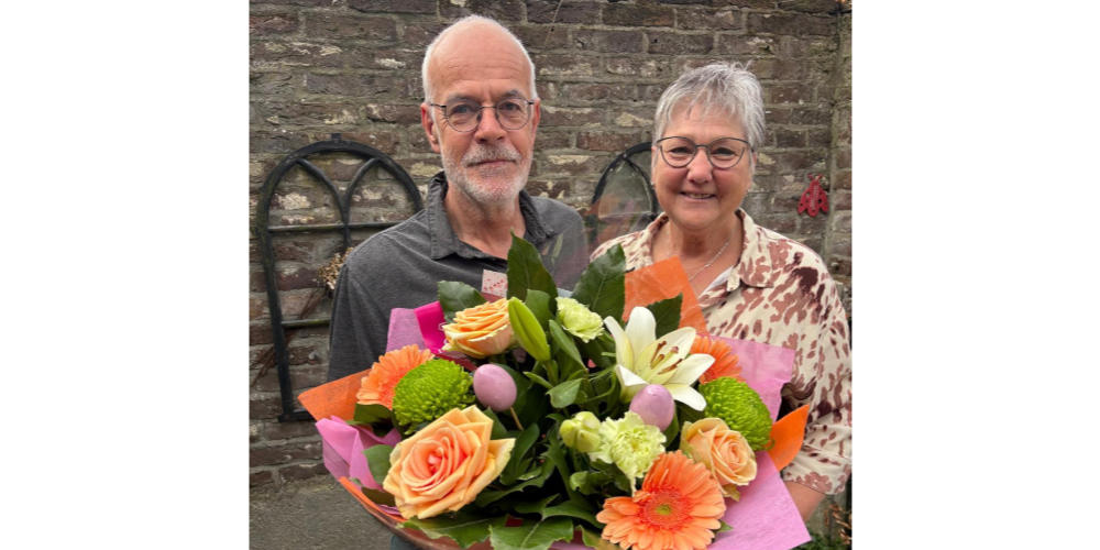 Gezelligheidskoor Vals Plat zet dirigente en pianist in het zonnetje met Weekboeket