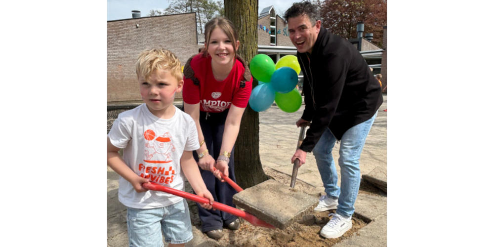 Start aanleg groenblauw schoolplein Basisschool De Schare in Sint Hubert