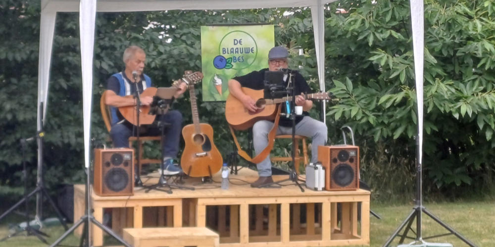 Muziek door Koos & Bert - Akoestische sfeer in het Parkje van De Blaauwe Bes