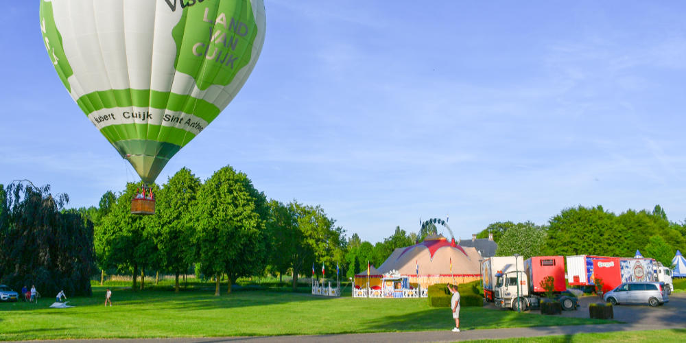 Nieuwe Visit Land van Cuijk-luchtballon feestelijk onthuld in jubilerend Aldendrielpark