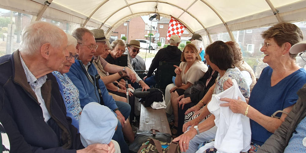 Gezellig en volle bak met de huifkar